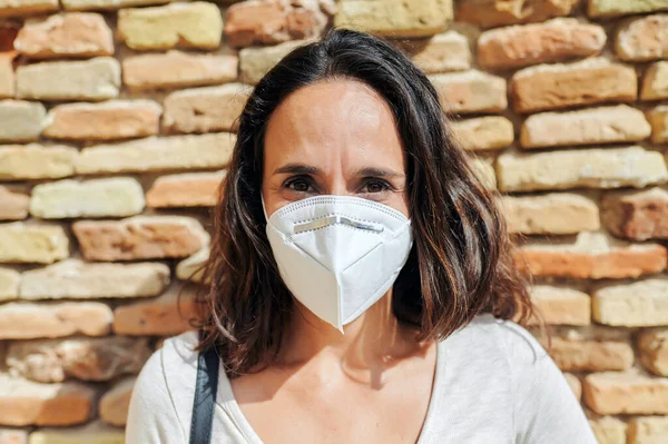 Vrouw Met Antiviraal Masker Buiten — Stockfoto