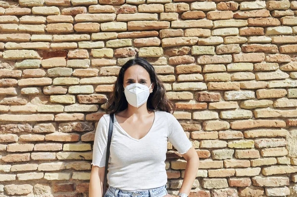 Dışarıda Antiviral Maskeli Bir Kadın Var Telifsiz Stok Fotoğraflar