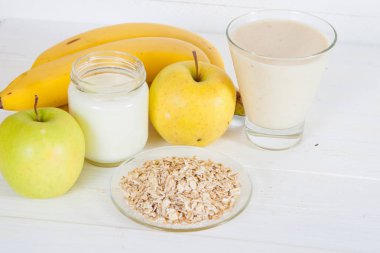 Elma, muz, yoğurt ve oatmealon ile güler yüzlü