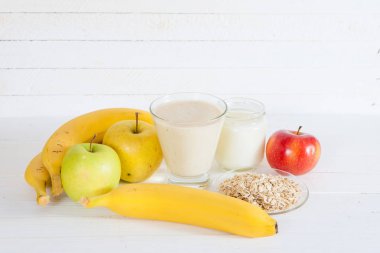 Elma, muz, yoğurt ve oatmealon ile güler yüzlü