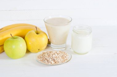 Elma, muz, yoğurt ve oatmealon ile güler yüzlü