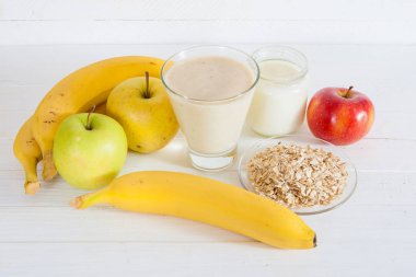 Elma, muz, yoğurt ve oatmealon ile güler yüzlü