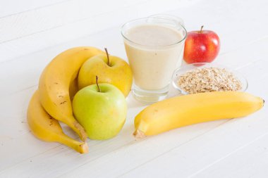 Elma, muz, yoğurt ve oatmealon ile güler yüzlü