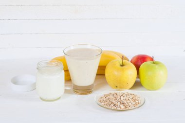 Elma, muz, yoğurt ve oatmealon ile güler yüzlü