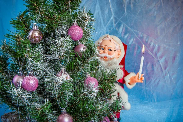 Weihnachtsbaum mit Weihnachtsmann — Stockfoto