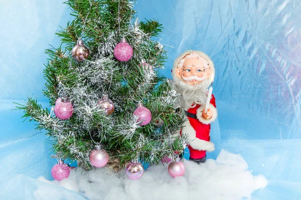 Weihnachtsbaum mit Weihnachtsmann — Stockfoto