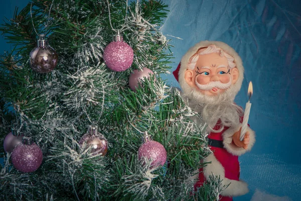 Weihnachtsbaum mit Weihnachtsmann — Stockfoto