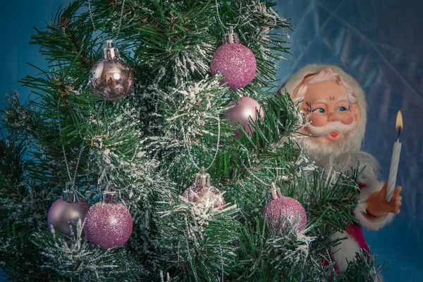 Рождественская елка с Санта-Клаусом — стоковое фото