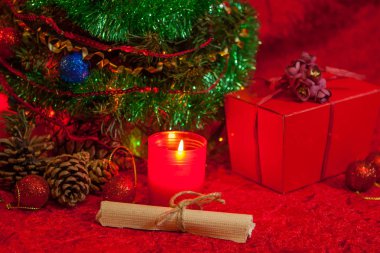 Yanan mumla Noel ağacı