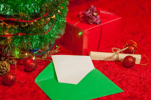 Kerstboom met geopende envelop met papier — Stockfoto