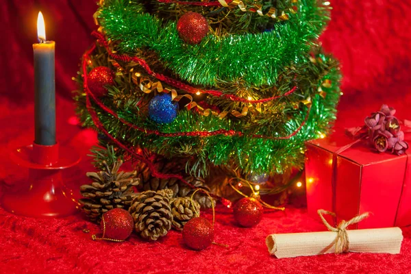 Weihnachtsbaum mit brennender Kerze — Stockfoto