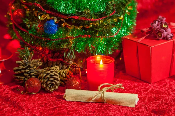 जलती हुई मोमबत्ती के साथ क्रिसमस ट्री — स्टॉक फ़ोटो, इमेज