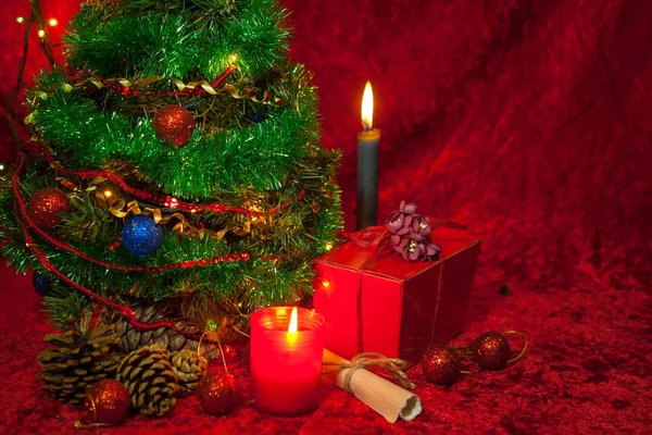 Kerstboom met brandende kaars — Stockfoto