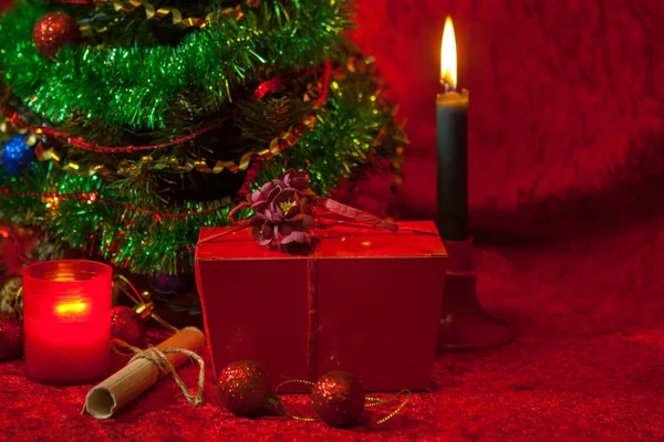 Weihnachtsbaum mit brennender Kerze — Stockfoto