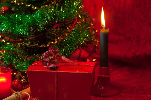 Kerstboom met brandende kaars — Stockfoto