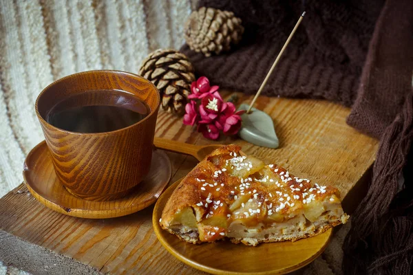 Plăcintă, ceai şi băţ de tămâie. Aromaterapie — Fotografie, imagine de stoc