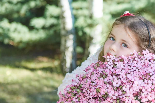 Menina na natureza com flores — Fotografia de Stock
