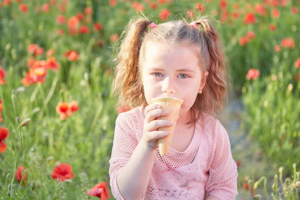 小さな女の子とアイスクリーム — ストック写真