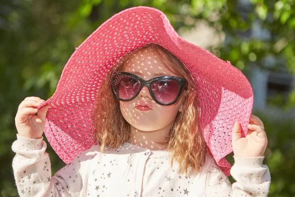 Petite fille Dans un chapeau et des lunettes de soleil — Photo