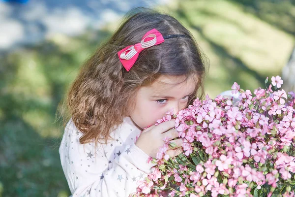 Niña en la naturaleza con flores — Foto de Stock