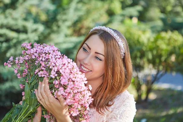 Belle femme dans le jardin — Photo