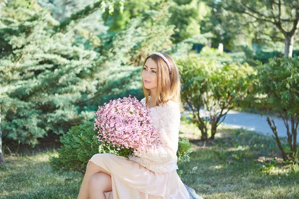 Schöne Frau im Garten — Stockfoto