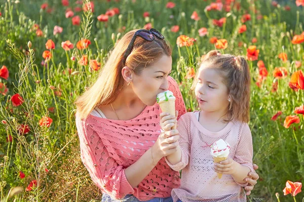 Щаслива Грайлива сім'я, мати і дочка . — стокове фото