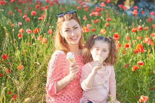 Mutlu oynak aile, anne ve kızı.