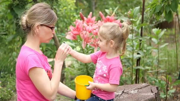 Madre e hija pequeña comen moras moras — Vídeos de Stock