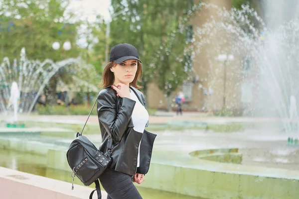 Beautiful woman Walk in the city park — Stock Photo, Image