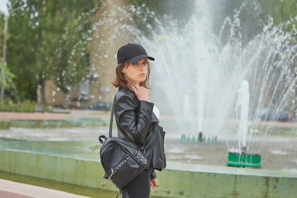 Beautiful woman Walk in the city park — Stock Photo, Image