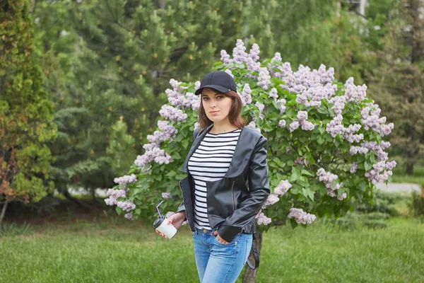 Bella donna Passeggiata nel parco della città — Foto Stock