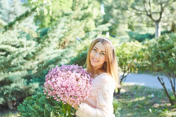 Vacker kvinna med blommor — Stockfoto