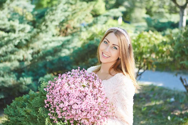 Mooie vrouw met bloemen — Stockfoto