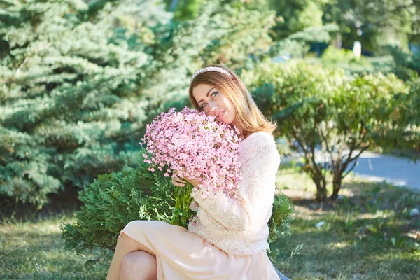 Mooie vrouw met bloemen — Stockfoto