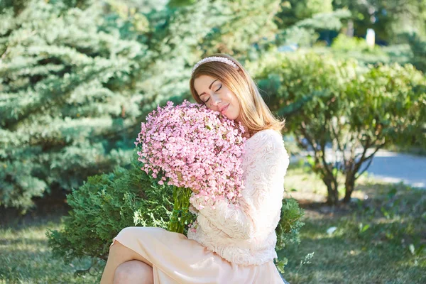 Mooie vrouw met bloemen — Stockfoto