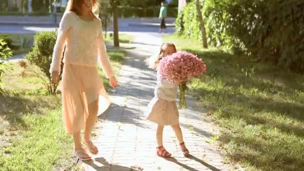 Família feliz, mãe e filha . — Vídeo de Stock