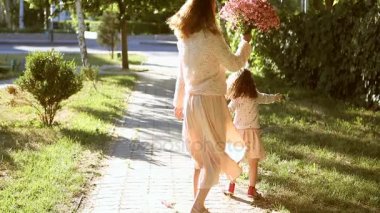 mutlu aile, anne ve kızı.