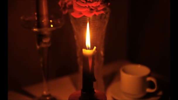 На столе горят свечи — стоковое видео