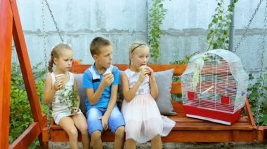 Mutlu çocuk appetizingly dondurma yemek