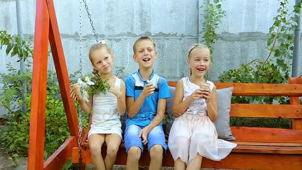 Gelukkige kinderen eten appetizingly consumptie-ijs — Stockvideo