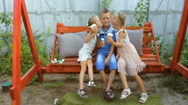 Gelukkige kinderen eten appetizingly consumptie-ijs — Stockvideo