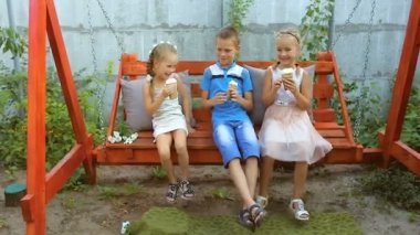 Mutlu çocuk appetizingly dondurma yemek