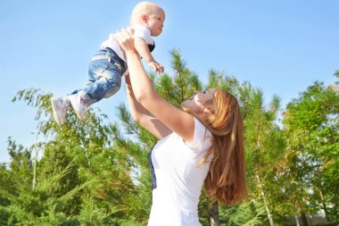 Mutlu güzel anne ve bebek kızı veya oğlu