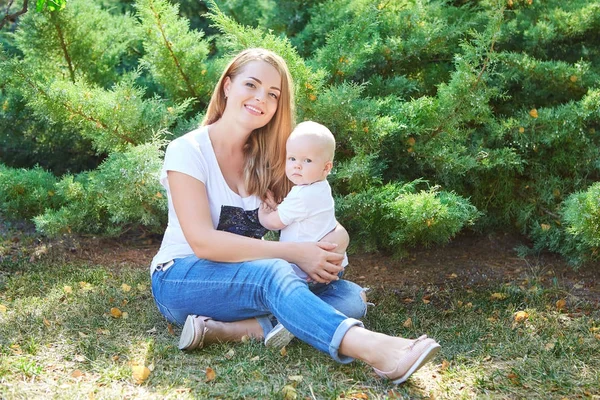 Gelukkig mooi moeder en baby dochter of zoon — Stockfoto