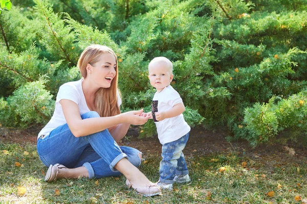 Glücklich schöne Mutter und Baby Tochter oder Sohn — Stockfoto