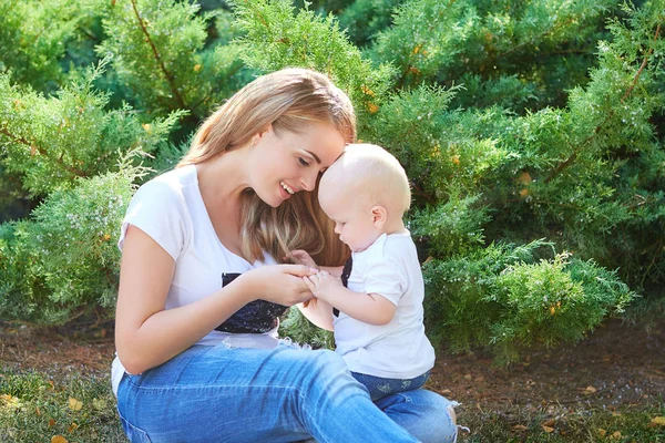 Mutlu güzel anne ve bebek kızı veya oğlu