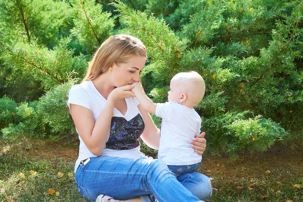 Mutlu güzel anne ve bebek kızı veya oğlu
