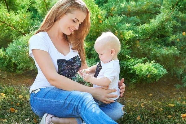 Mutlu güzel anne ve bebek kızı veya oğlu