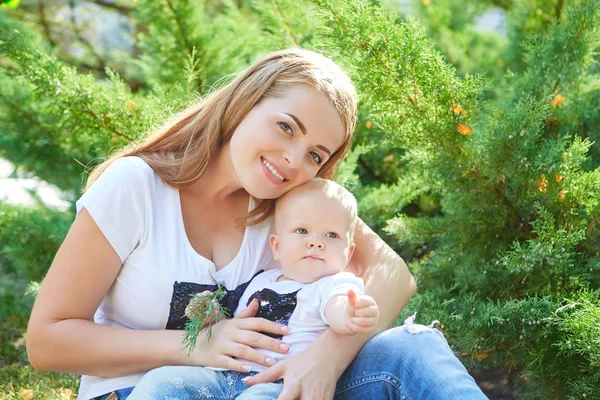 Mãe bonita feliz e bebê filha ou filho — Fotografia de Stock